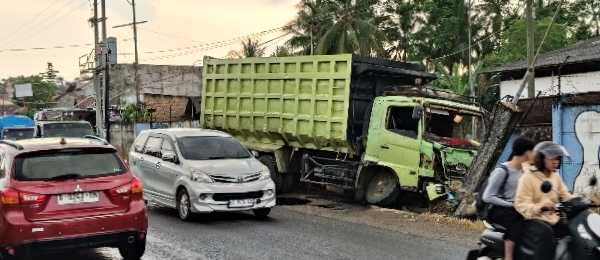 Truk Fuso Tabrak Pagar Perusahaan, Diduga Rem Blong
