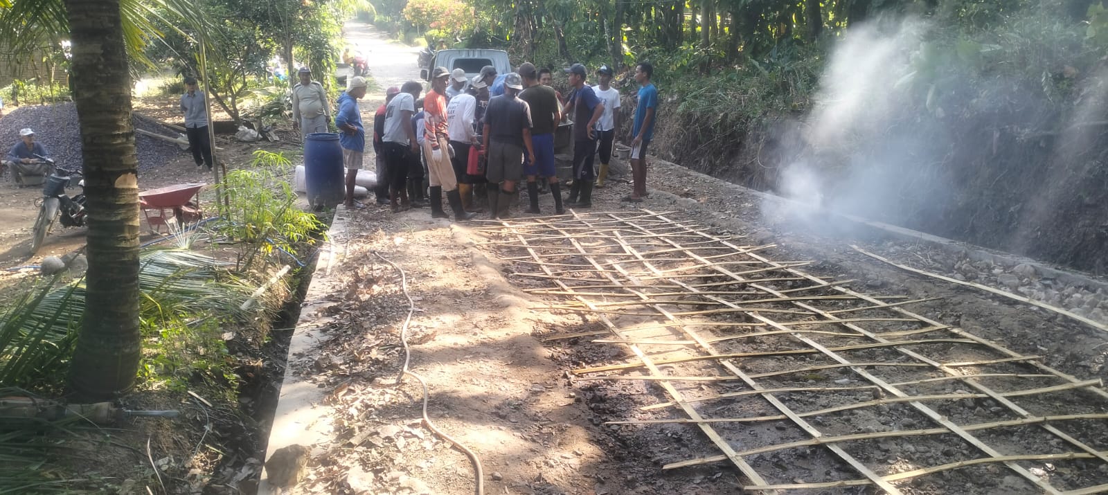 Waduh! Tak Kunjung Disentuh Pemkab Pesawaran, Warga Rela Jual Beras dan Kambing Demi Perbaikan Jalan Rusak