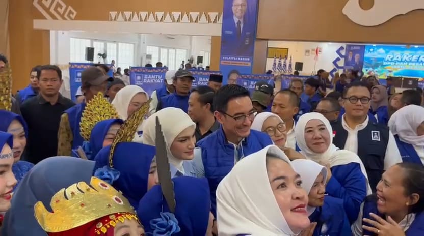 Gandeng Suami Artis Era tahun 2000an, Putri Zulkifli Hasan Beri Hadiah Umroh Ke Pengurus DPC PAN Negeri Katon