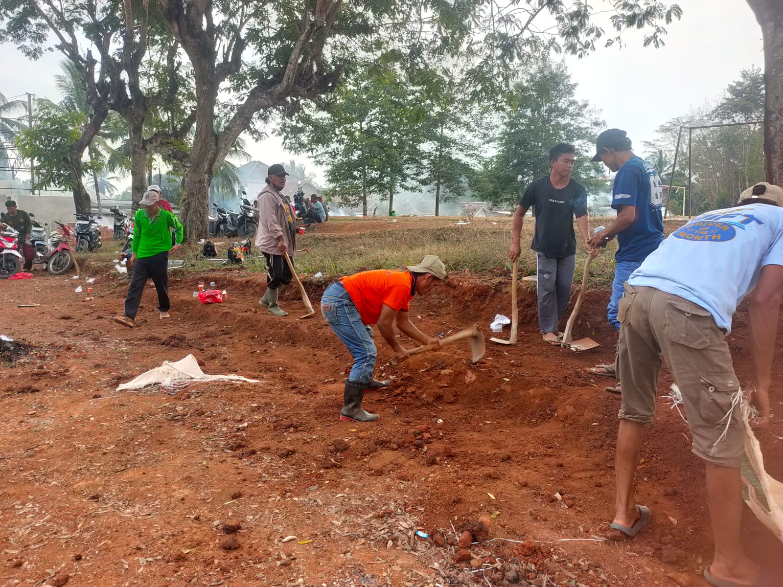 Warga Desa Cipadang Gotong Royong Bersihkan Lapangan, Siap Sambut HUT RI ke-81 dengan Lomba 12 Dusun